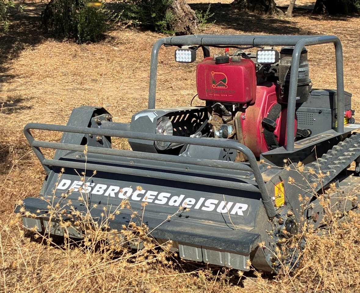 Máquina real de Desbroces del Sur en una finca de olivar